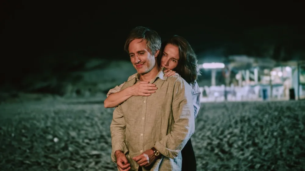 Promotional image for 'Nada Entre Los Dos' showing Gael García Bernal and Natalia Oreiro in a romantic scene.